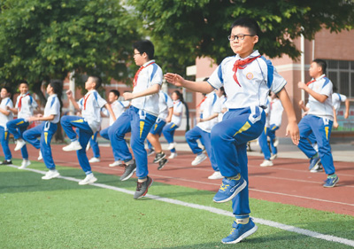 5月11日,广州市荔湾区文伟中学的初一学生在上体育课.